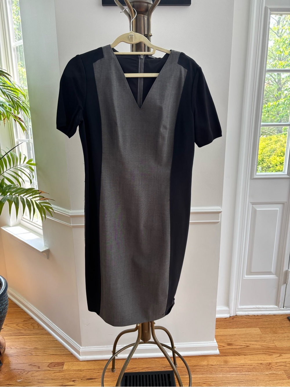 Elie Tahari Black and Gray V-Neck Two-Tone Sheath Dress